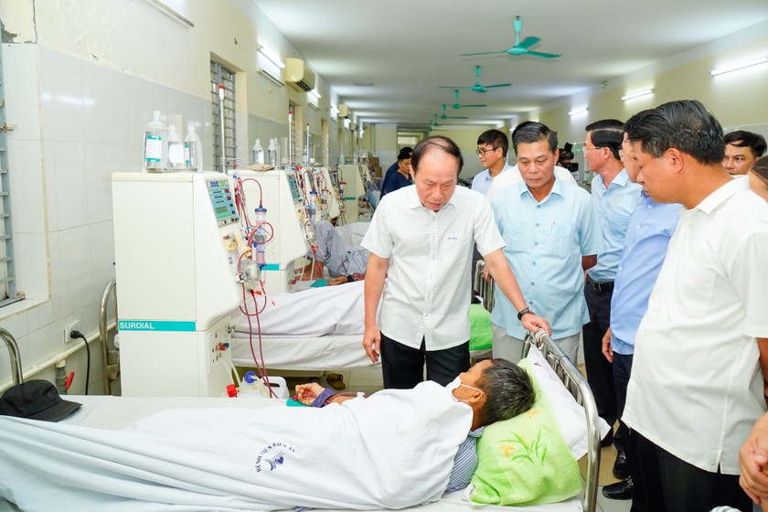 Bí thư Thành ủy Lê Tiến Châu và Chủ tịch UBND TP Hải Phòng Nguyễn Văn Tùng hỏi thăm người bệnh tại Bệnh viện An Lão. 