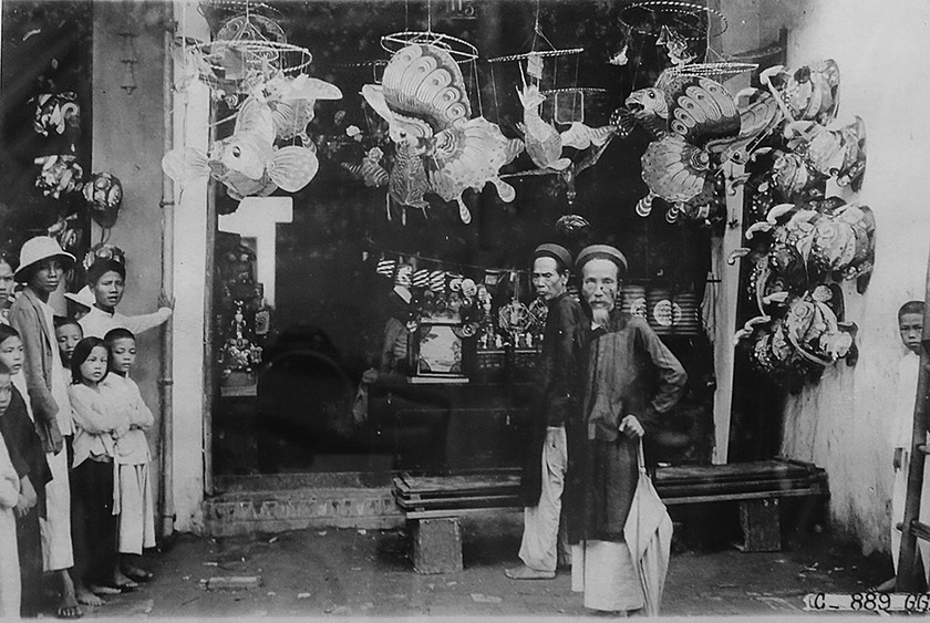 Phố Hàng Gai bán đồ chơi rằm tháng 8/1926. (Ảnh: Viện Khoa học xã hội Việt Nam)
