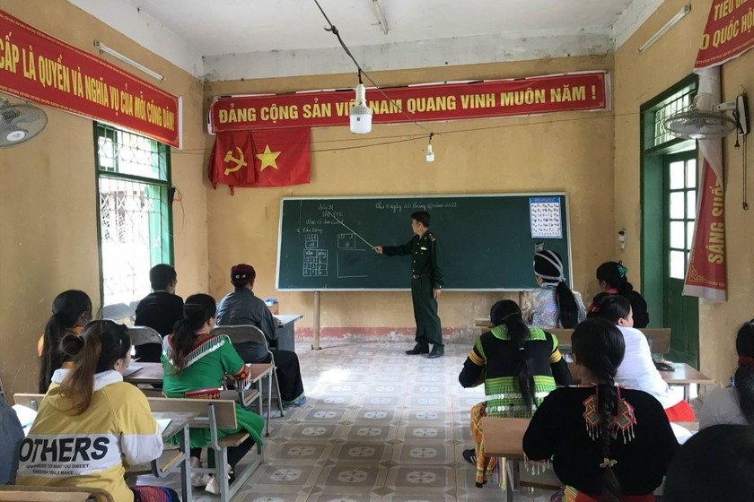 Lớp học do Thiếu tá quân nhân chuyên nghiệp Hờ A Thành giảng dạy.