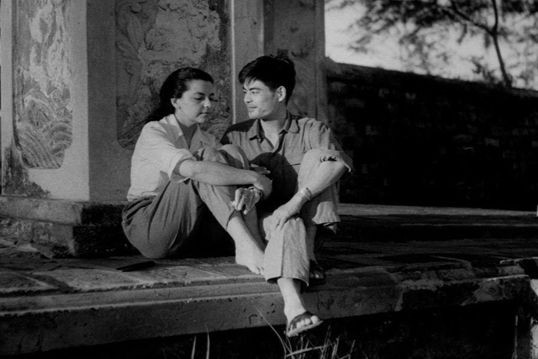 Nguyễn Đình Thi và Madeleine Riffaud trong bức ảnh hiếm hoi chụp cùng nhau. (Ảnh tư liệu) 