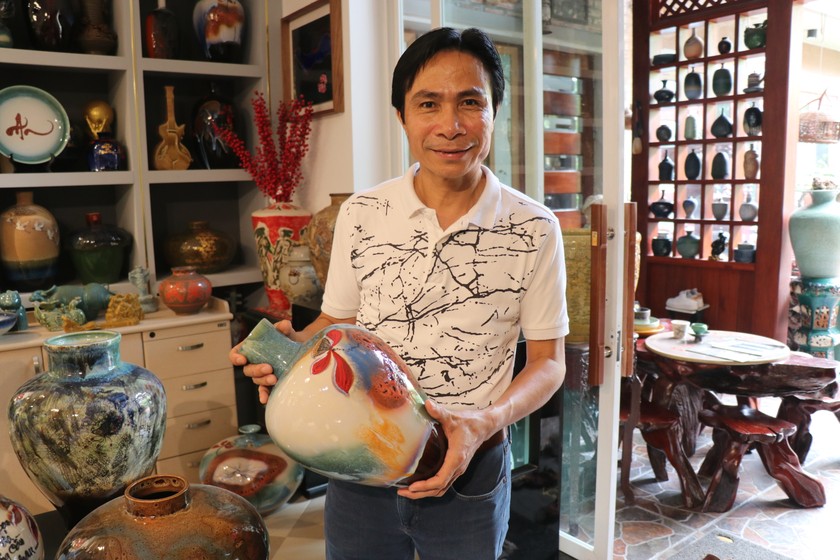 Nghệ nhân Trần Đức Tân cùng sản phẩm gốm men Suối Ngọc. (Ảnh: Thương Mến) 