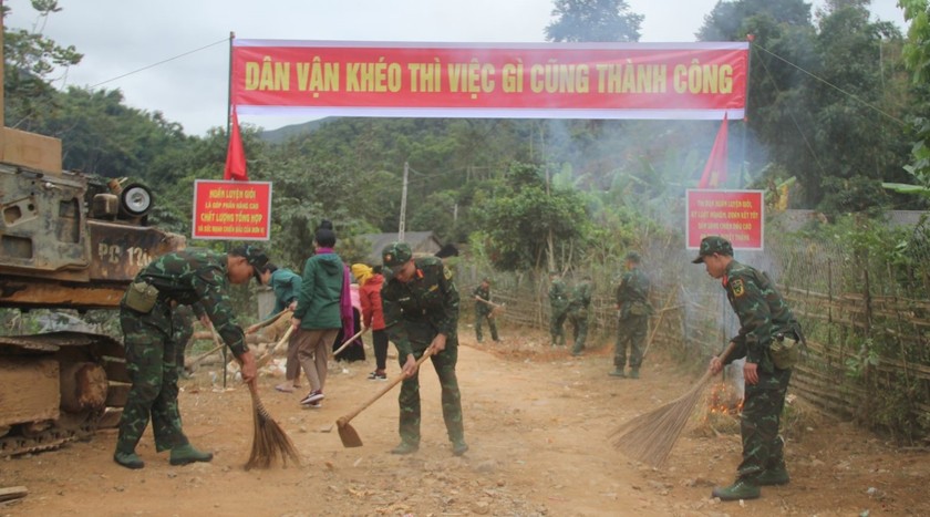 Cán bộ, chiến sĩ Bộ CHQS tỉnh Sơn La tham gia vệ sinh môi trường tại xã Mường Hung, huyện Sông Mã. (Ảnh: Huy Thành)