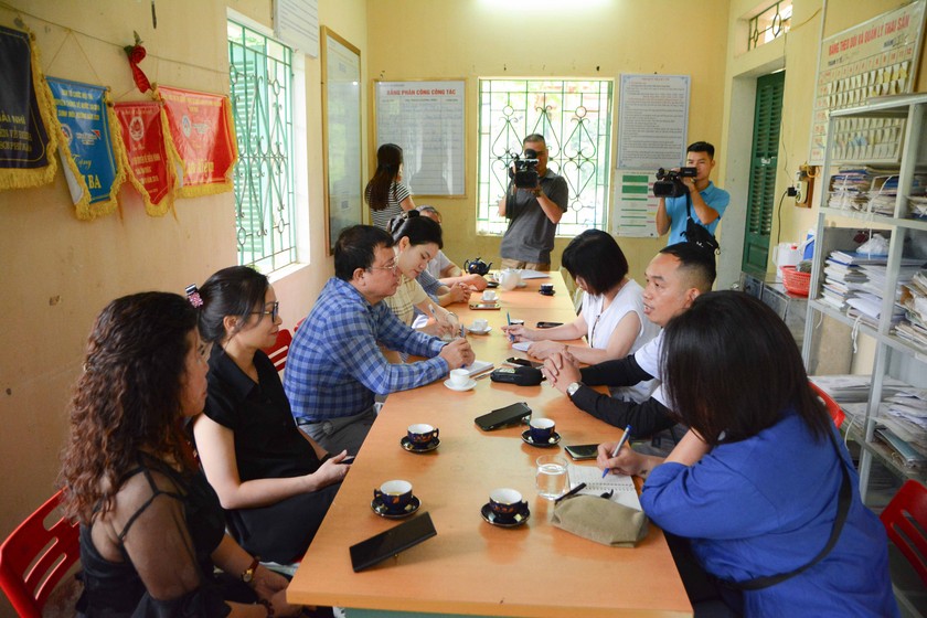 Đoàn công tác của Trung tâm Truyền thông Giáo dục sức khỏe Trung ương (Bộ Y tế) lấy tư liệu, thông tin tại Trạm y tế xã Sơn Phú. (Ảnh: Quốc Việt)