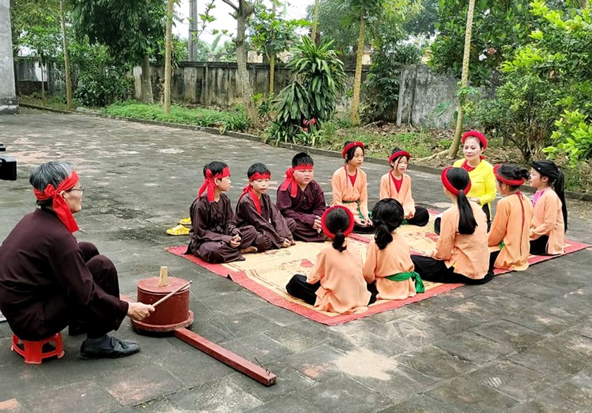 Các nghệ nhân xã Khánh Hà, huyện Thường Tín, Hà Nội truyền dạy lớp trẻ hát trống quân. (Nguồn: Tiến Kim)