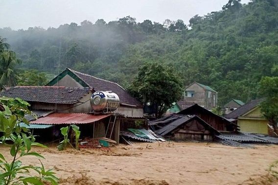 Nhà cửa nhiều hộ dân ở huyện Kỳ Sơn, Nghệ An bị lũ làm hư hại.