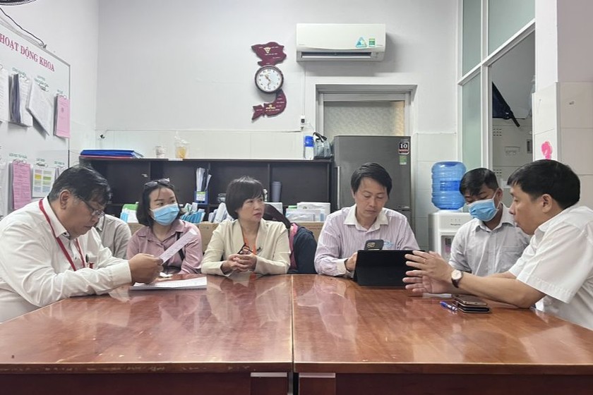 Tổ công tác Sở Y tế làm việc tại BV Lê Văn Thịnh về trường hợp tử vong và các trường hợp còn lại đang điều trị tại bệnh viện.