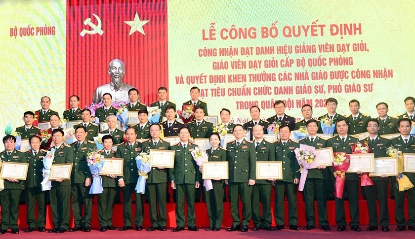 Thượng tướng Nguyễn Tân Cương trao Bằng khen tặng các nhà giáo quân đội được công nhận chức danh Giáo sư, Phó Giáo sư năm 2022. (Ảnh: Lam Hạnh)