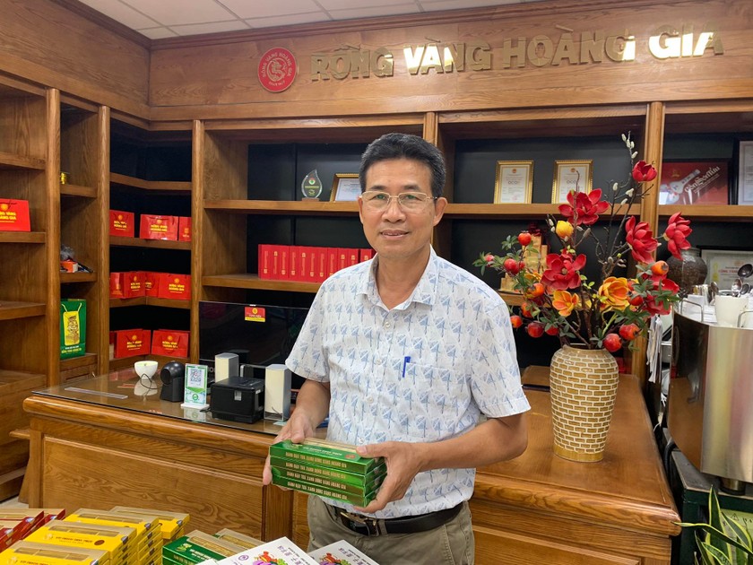 Ông Đào Quang Chuyện bên sản phẩm bánh đậu xanh Rồng vàng Hoàng Gia của Công ty mình.