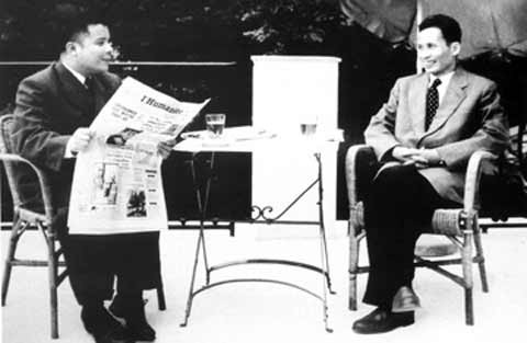 Phó Thủ tướng, Bộ trưởng Bộ Ngoại giao Phạm Văn Đồng (phải) và Bộ trưởng Bộ Công Thương, Luật sư Phan Anh trong thời gian dự Hội nghị Giơnevơ (1954). (Nguồn ảnh: BTLSVN)