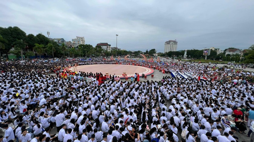 Hàng nghìn người dân đến cổ vũ tại điểm cầu Thanh Hóa.
