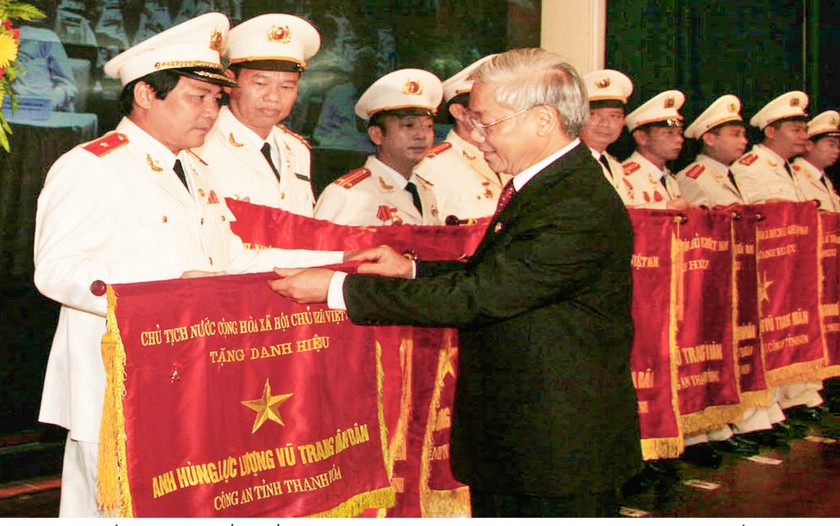 Tướng Đồng Đại Lộc đại diện Công an Thanh Hóa đón nhận Danh hiệu Anh hùng Lực lượng Vũ trang nhân dân từ Chủ tịch Quốc hội Nguyễn Phú Trọng (nay là Tổng Bí thư) vào năm 2008. 