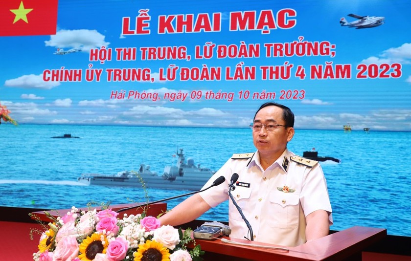 Phó Đô đốc Trần Thanh Nghiêm - Tư lệnh Hải quân phát biểu khai mạc hội thi, sáng 9/10. (Ảnh: Báo Tiền phong)