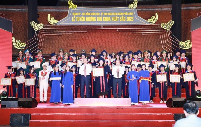 Các đại biểu Trung ương và thành phố Hà Nội chúc mừng 96 thủ khoa xuất sắc.