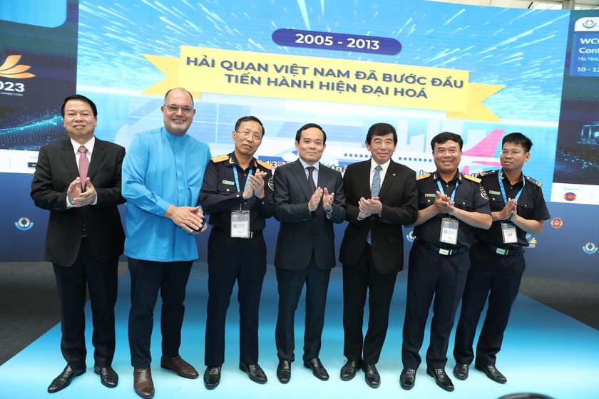 Phó Thủ tướng Trần Lưu Quang và các đại biểu tại gian trưng bày của Tổng cục Hải quan. (Ảnh: PV)