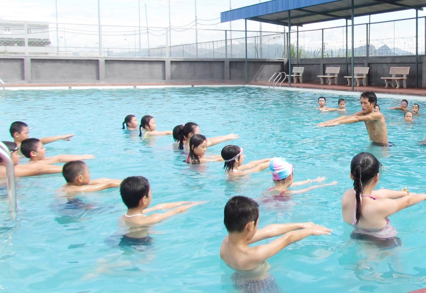 Dạy bơi cho học sinh phòng chống đuối nước.