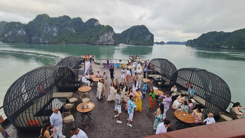 Siêu đám cưới được tổ chức trên du thuyền 5 sao Ambassador Day Cruise II với sức chứa 500 khách. (ảnh: Nguyễn Hùng)