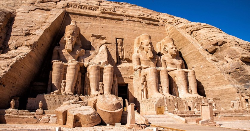 Ngôi đền Abu Simbel, di tích Ai Cập cổ đại suýt bị nhấn chìm bởi sông Nile. (Nguồn: Travellive)