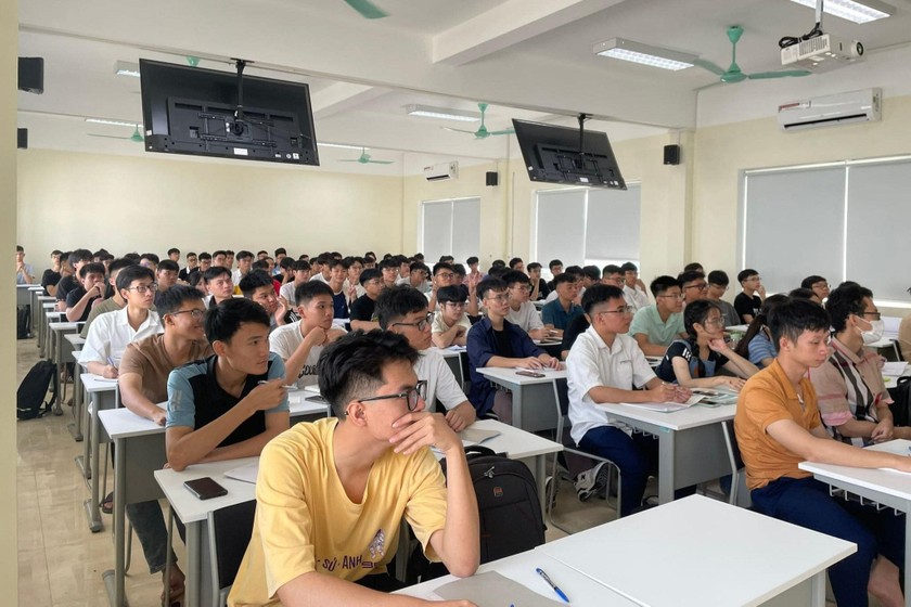 Ngày học tập đầu tiên của sinh viên Trường Đại học Công nghệ (Đại học Quốc gia Hà Nội). Ảnh: VNU