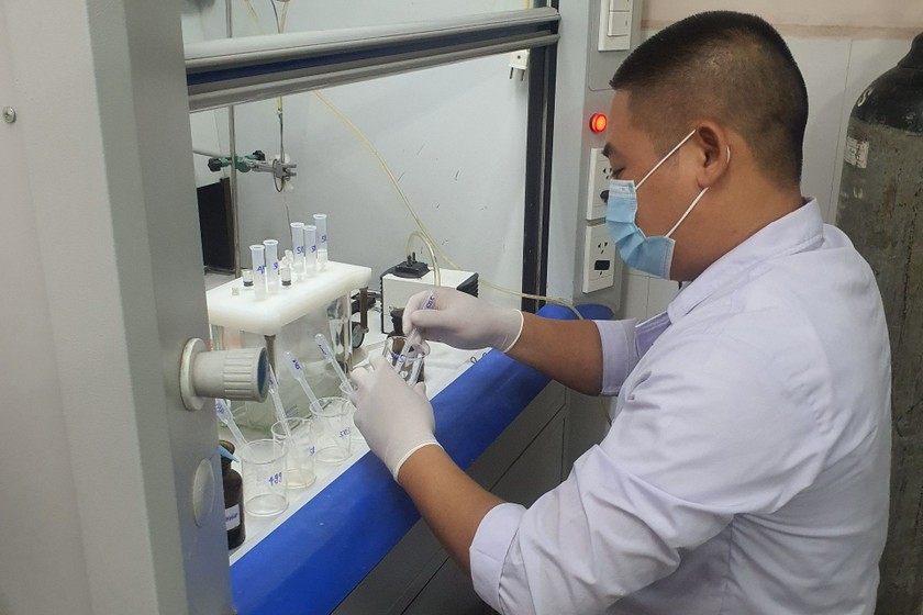 Hoạt động giám định ADN tại Trung tâm Pháp y Hà Nội.