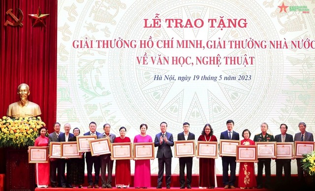 Chủ tịch nước Võ Văn Thưởng cùng 16 tác giả, đồng tác giả và thân nhân tác giả được tặng, truy tặng Giải thưởng Hồ Chí Minh về văn học nghệ thuật. Ảnh: CP