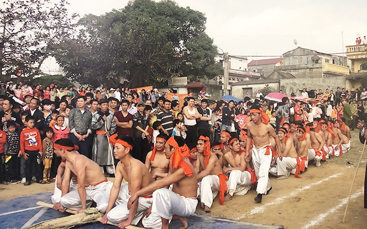 Trình diễn nghi lễ và trò kéo co ở hội làng thôn Hữu Chấp, phường Hòa Long, TP Bắc Ninh . (Nguồn ảnh: baodantoc.vn)