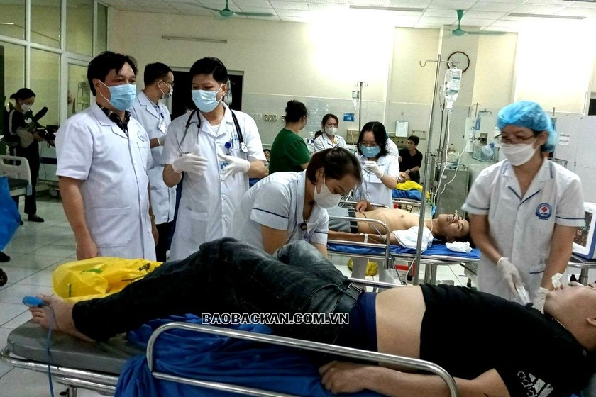 Giám đốc Sở Y tế Tạc Văn Nam có mặt kịp thời tại Bệnh viện Đa khoa Bắc Kạn để chỉ đạo xử trí các ca nghi ngộ độc thực phẩm. Ảnh: Báo Bắc Kạn