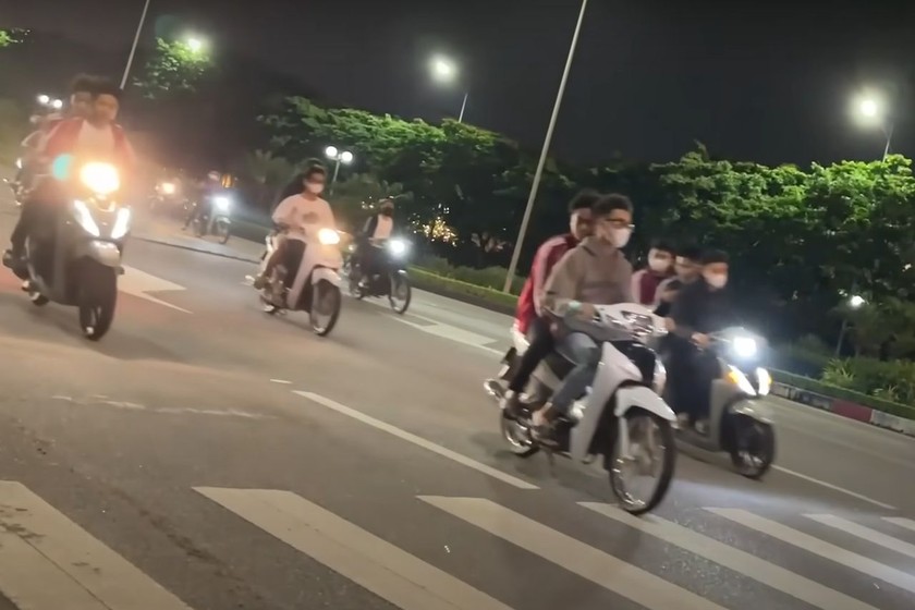 Một nhóm thanh niên không đội mũ bảo hiểm, chạy xe tốc độ cao trên đường phố Hà Nội. (Ảnh chụp màn hình clip) 