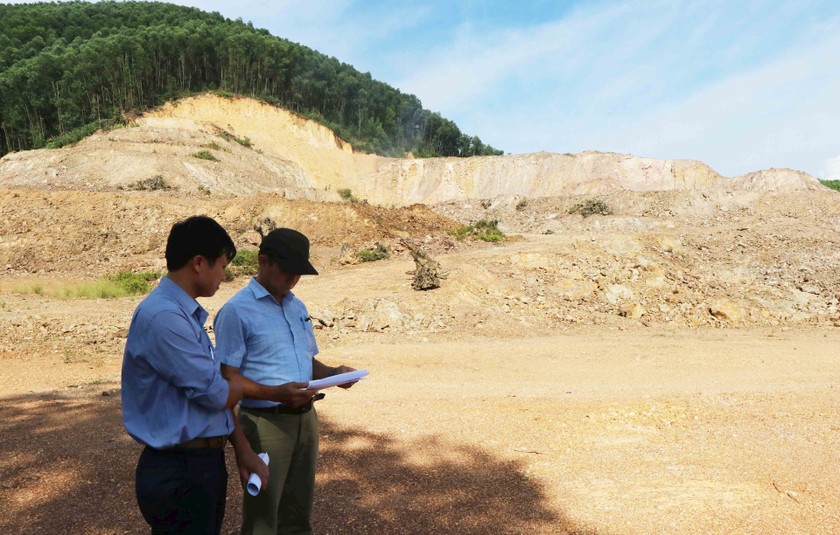 Lực lượng chức năng kiểm tra một mỏ khoáng sản tại tỉnh Thừa Thiên Huế. (Ảnh: PV)
