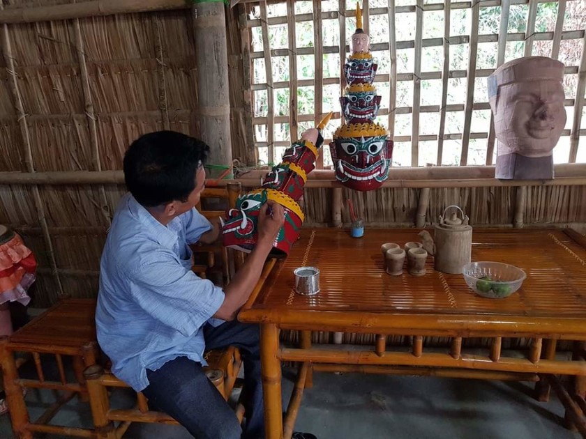 Bảo tồn nghề thủ công truyền thống chế tác mão, mặt nạ của đồng bào Khmer giúp phát triển văn hóa và du lịch. (Ảnh minh họa. Nguồn: VNE) 