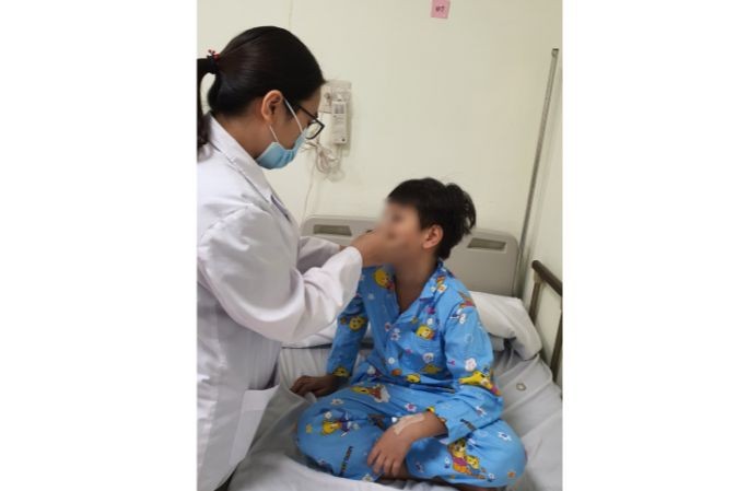 Bác sĩ khám lại mũi cho bệnh nhi.