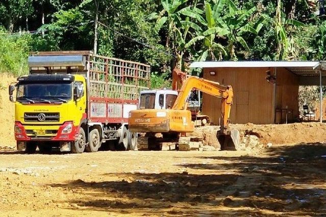 Một điểm thu mua keo tràm vừa được xây dựng trái phép tại thôn A Rom, xã Hồng Hạ, huyện A Lưới.