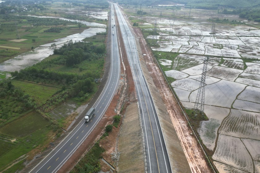 Cao tốc Cam Lộ - La Sơn mới có hai làn xe giai đoạn 1. Ảnh: VnExpress
