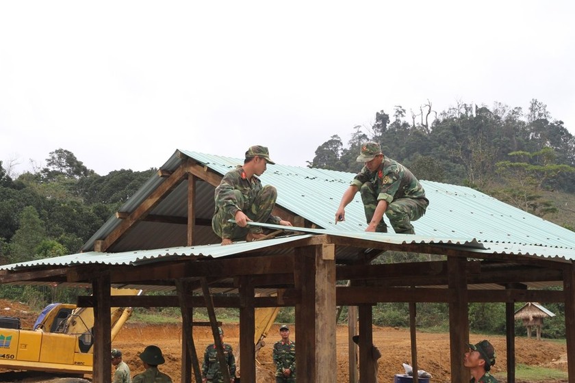 Cán bộ, chiến sĩ Quân khu 5 hỗ trợ dựng nhà cho người dân miền núi Quảng Nam. Ảnh: Báo CP