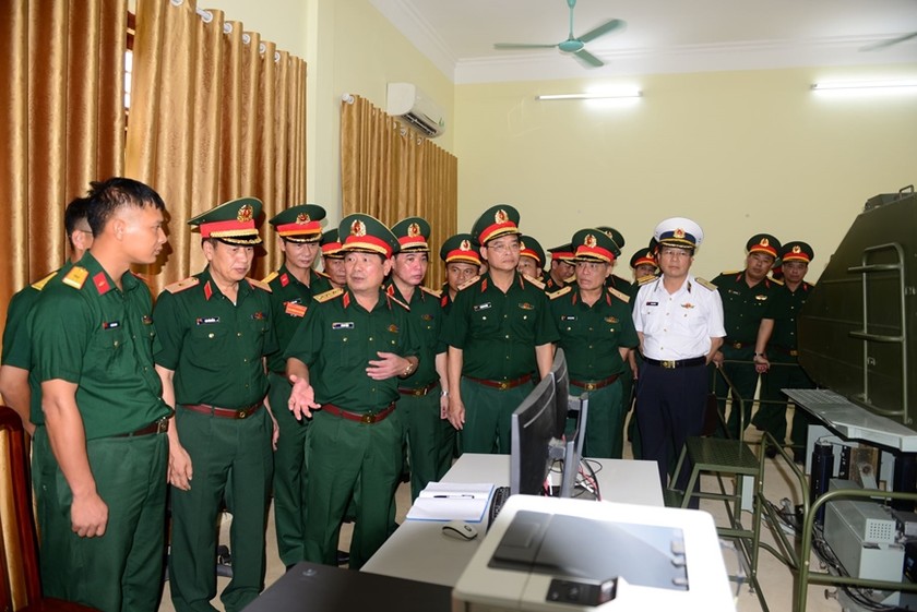 Thượng tướng Lê Huy Vịnh và các đại biểu tham quan ứng dụng phát triển dữ liệu số tại khu kỹ thuật Lữ đoàn 201, Binh chủng Tăng - Thiết giáp. (Ảnh: Lam Hạnh) 