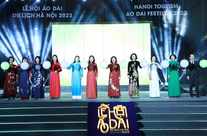 Các đồng chí lãnh đạo Trung ương, thành phố Hà Nội thực hiện nghi thức khai mạc Lễ hội Áo dài du lịch Hà Nội 2023.