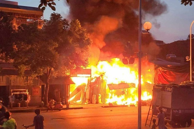 Hiện trường vụ cháy tại một cơ sở thu mua phế liệu tại huyện Thanh Trì khiến 3 người tử vong.