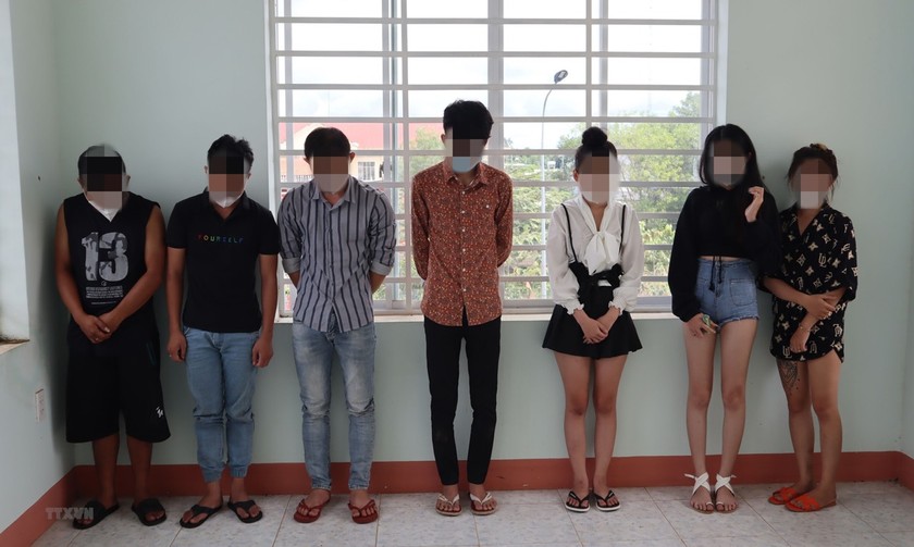Một nhóm thiếu niên bị bắt quả tang tụ tập sử dụng ma túy tại Hà Nội. (Ảnh: TTXVN)