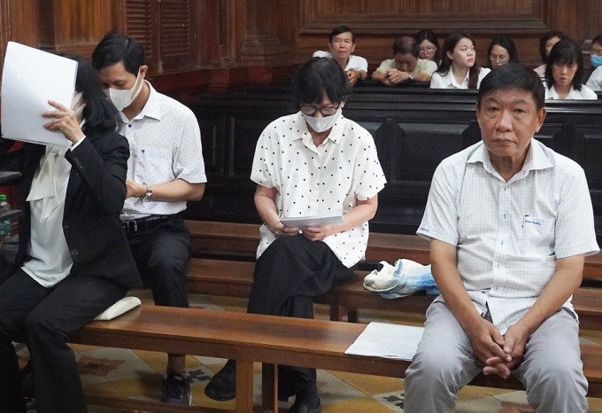 Ông Tân (bìa phải) cùng một số bị cáo tại phiên sơ thẩm.