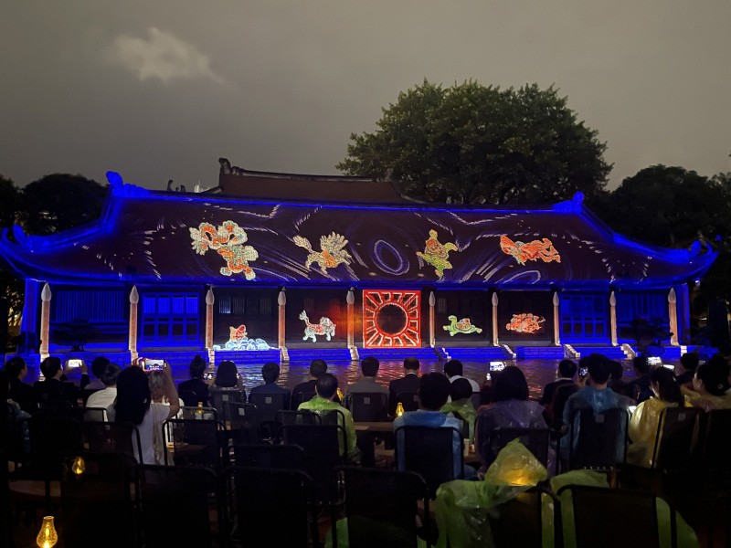 Nhà Tiền đường trên sân Thái học biến thành một màn hình khổng lồ giúp khách khám phá những giá trị trong đạo học của người Việt. (Ảnh: Hương Sen)