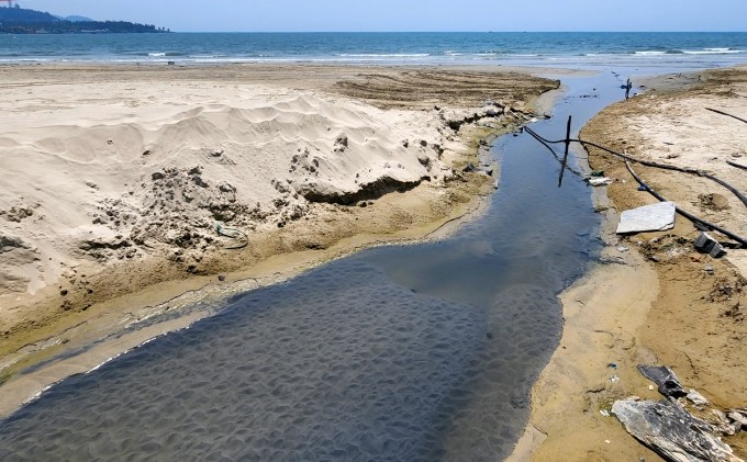 Nước thải tràn ra bãi biển Đà Nẵng. (Ảnh: PV) 