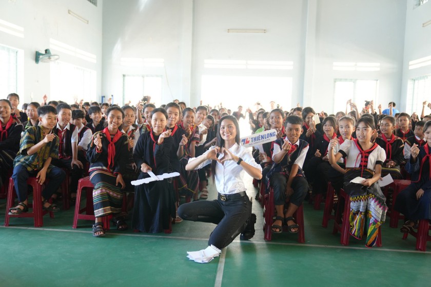 Hoa hậu H'Hen Niê giao lưu, chia sẻ cùng các em học sinh Trường PTDT Nội trú THCS huyện Lắk. (Ảnh: TƯ hội LHTNVN)
