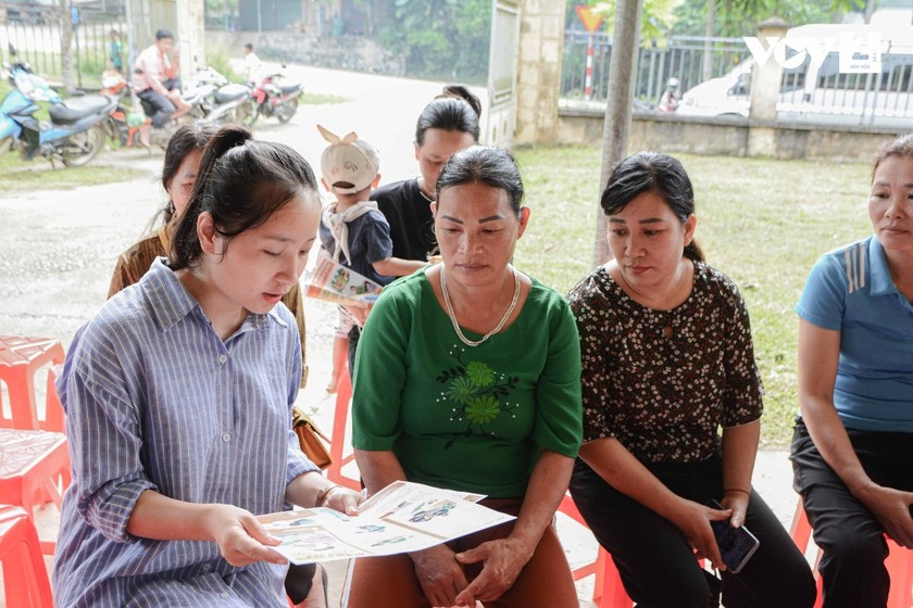 Nhân viên y tế xã Sơn Phú, huyện Na Hang, tỉnh Tuyên Quang tuyên truyền về dinh dưỡng, khám sức khỏe sinh sản và sàng lọc ung thư cổ tử cung cho các bà mẹ. (Ảnh: Quốc Việt) 