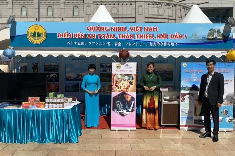 Gian hàng trưng bày, giới thiệu tỉnh Quảng Ninh và các sản phẩm OCOP đặc trưng của Quảng Ninh tại Lễ hội Việt Nam tại Sapporo, tỉnh Hokkaido (Nhật Bản) năm 2022. Ảnh: V.A