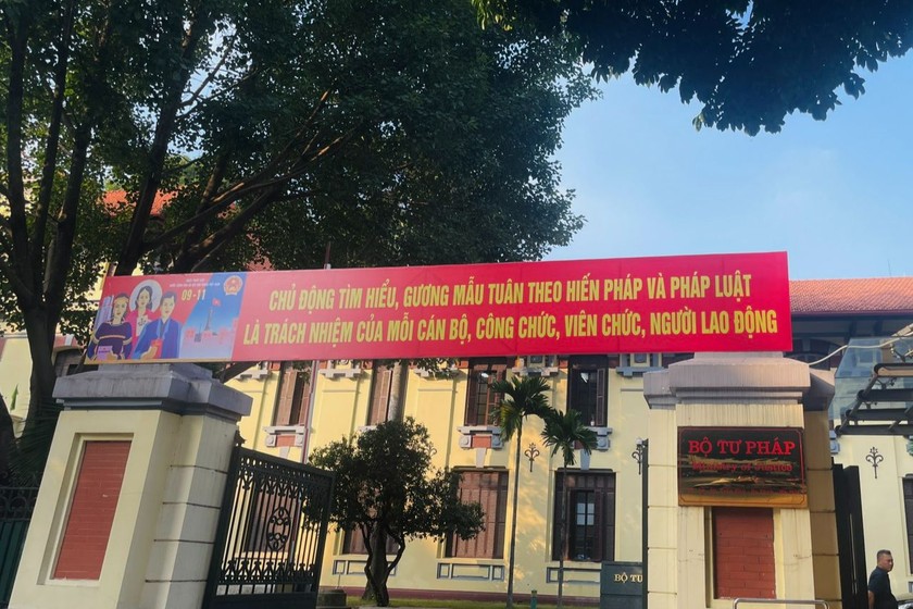 Tranh và pano cổ động hưởng ứng Ngày Pháp luật Việt Nam năm 2023 trước cổng Bộ Tư pháp trên đường Trần Phú, quận Ba Đình.