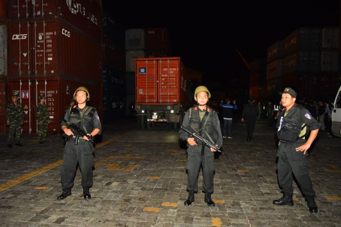 Cảnh sát phong tỏa xe container có khối đá granite chứa ma túy, rạng sáng 19/7/2020.