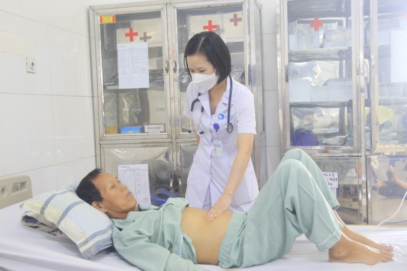 Bác sĩ thăm khám cho bệnh nhân mắc giun móc ký sinh đường ruột.