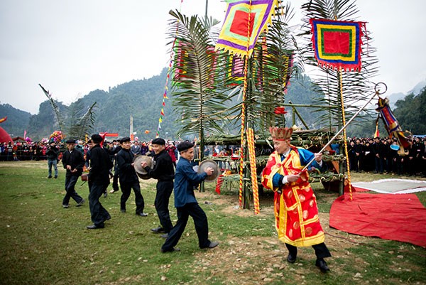 Nghi lễ múa Lộn trán xua đuổi tà ma trong lễ hội lồng tông (Tuyên Quang) đảm bảo tính nguyên gốc. (Ảnh: Mạnh Cường)