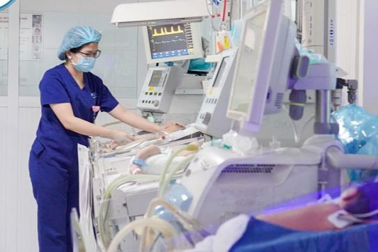 Trẻ suy hô hấp sau sinh mổ chủ động đang được điều trị tích cực lại Trung tâm Sơ sinh – Bệnh viện Nhi Trung ương.
