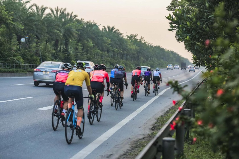 Nhiều người đạp xe thể dục trên đường cao tốc. (Nguồn ảnh: phunuvietnam.vn)