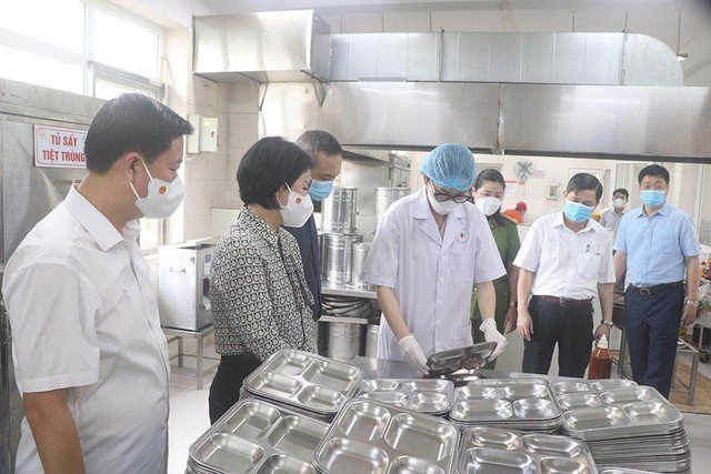 Giám đốc Sở Y tế Hà Nội Trần Thị Nhị Hà kiểm tra bếp ăn tập thể trường Tiểu học Nguyễn Du, quận Nam Từ Liêm. Ảnh: Thiện Tâm